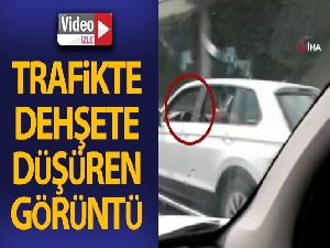 D100'de yatarak araç kullanan sürücü kamerada