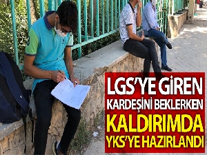 LGS'ye giren kardeşini beklerken kaldırımda YKS'ye hazırlandı