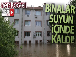 Sağanak yağışın vurduğu Kocaeli'de binalar göle dönen suyun içinde kaldı