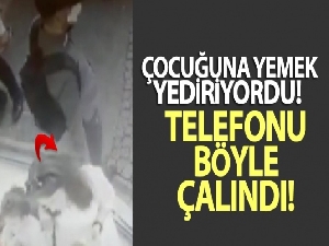 Çocuğuna yemek yediren Annenin telefonunun çalınması kamerada