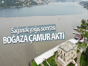Sağanak yağış nedeniyle Küçüksu Deresinden boğaza çamur aktı