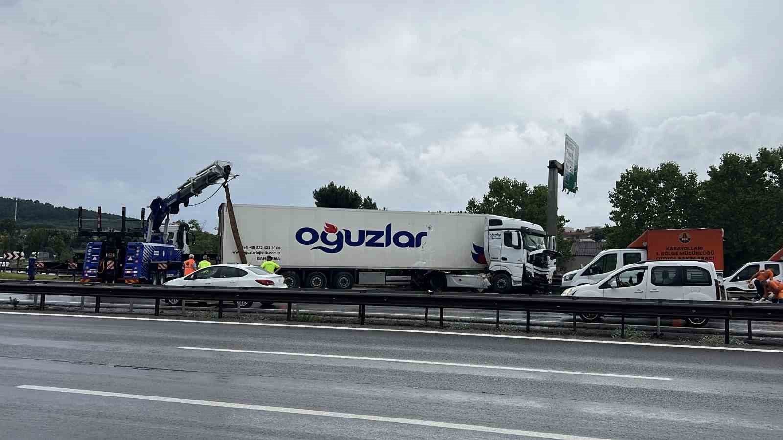 pendik-tem-otoyolunda-tir-bariyerlere-carpti