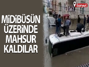 Esenyurt'ta vatandaşlar midibüsün üzerinde mahsur kaldı