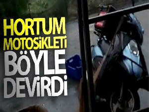 Hortumun motosikleti savurma anı kamerada