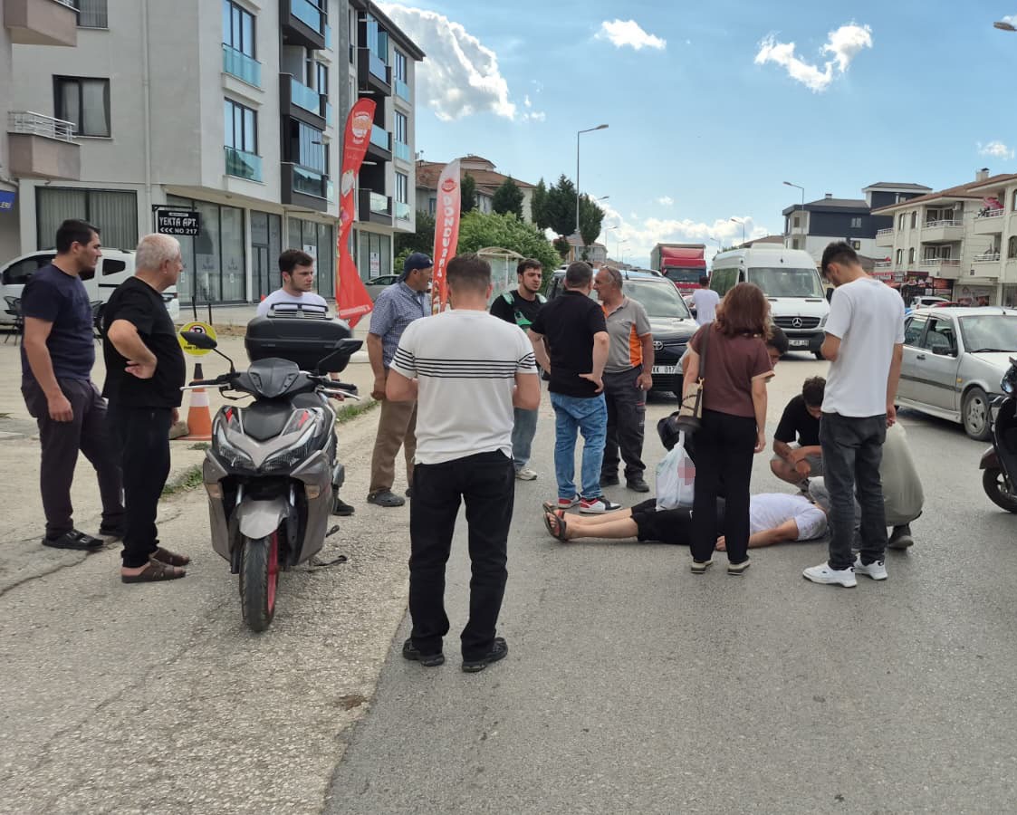 motosiklet-surucusu-otomobile-carpmamak-icin-frene-basinca-savruldu-1-yarali
