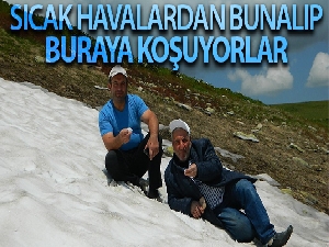 Sıcak havadan bunalanlar, serinlemek için yayladaki karlı bölgeye koşuyor