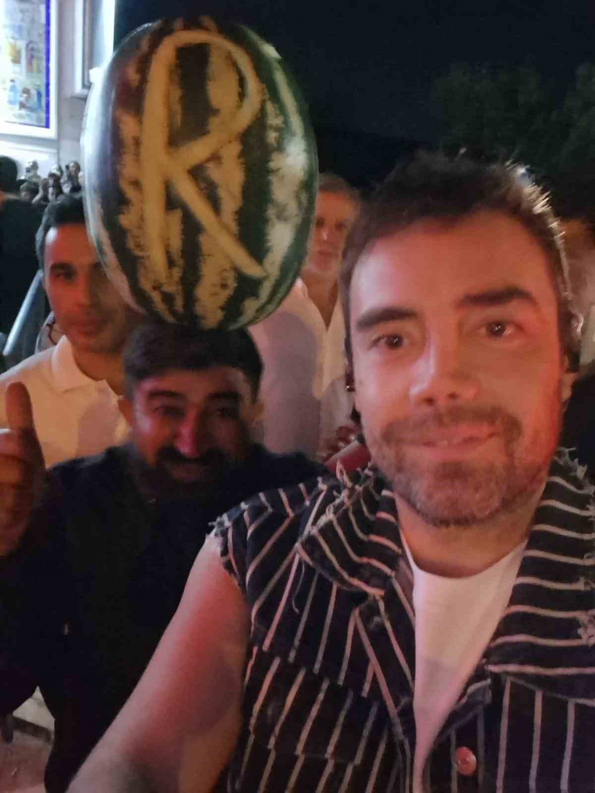 kafasindaki-karpuzla-murat-dalkilic-la-fotograf-cektirdi