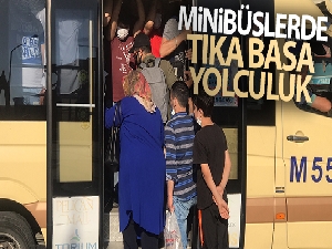 Minibüslerde tıka basa yolculuk devam ediyor