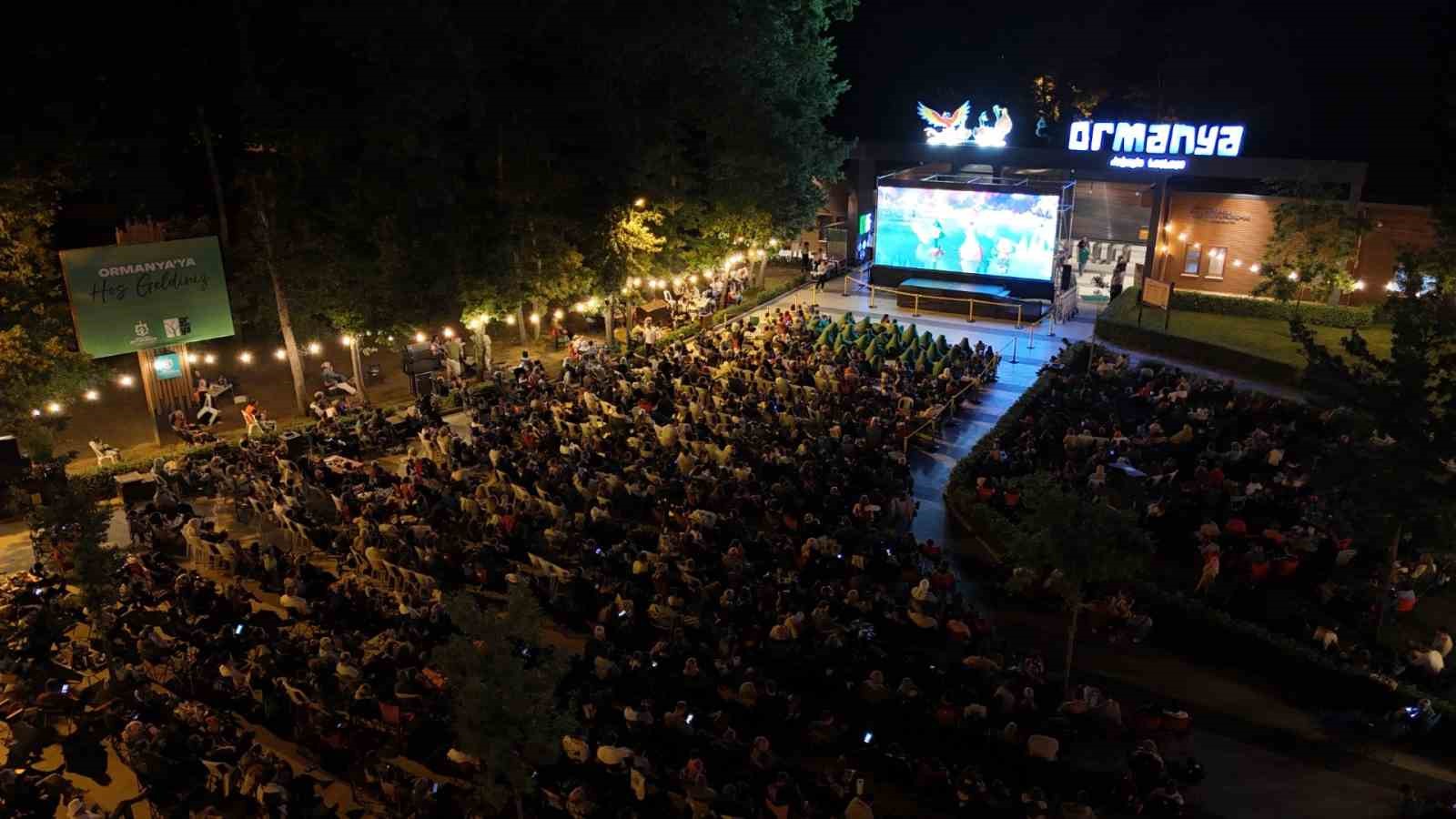 ormanya-da-yildizlarin-altinda-acik-hava-sinemasi