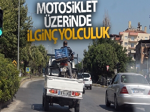 Motosiklet üzerinde ilginç yolculuk