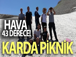 Temmuz'da karın ortasında piknik yaptılar