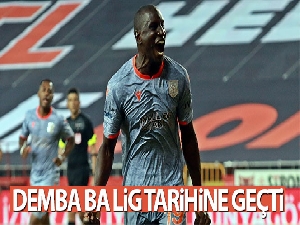 Demba Ba lig tarihine geçti