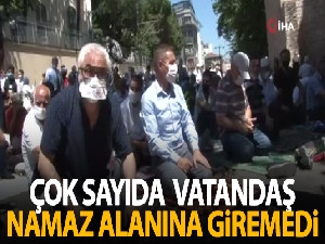 Namaz kılınacak alanlar doldu, çok sayıda vatandaş alana giremedi