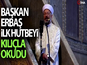 Diyanet İşleri Başkanı Erbaş Ayasofya'da ilk hutbeyi kılıçla okudu