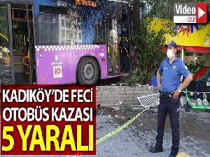Kadıköy'de otobüs Müjdat Gezen Sanat Merkezi'nin bahçesine girdi: 5 yaralı