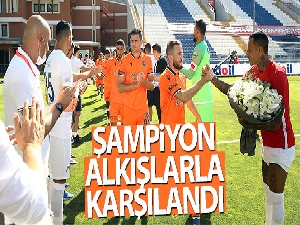 Kasımpaşa şampiyonu alkışlarla karşıladı