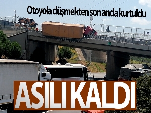 Devrilen tır TEM Otoyolu üzerindeki köprüde asılı kaldı