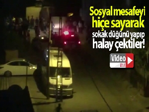 Sosyal mesafeyi hiçe sayarak sokak düğünü yapıp halay çektiler