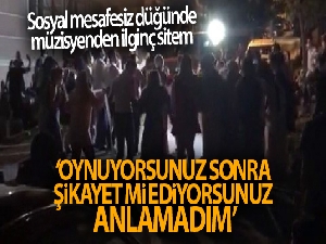 Sosyal mesafesiz düğünde müzisyenden ilginç sitem