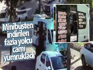 Minibüsten indirilen fazla yolcu yumruklayarak camı kırdı