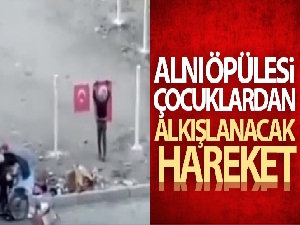 Alnı öpülesi çocuklardan alkışlanacak hareket