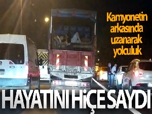 Hayatını hiçe saydı, kamyonetin arkasında uzanarak yolculuk yaptı