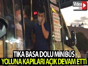 Tıka basa dolu olan minibüs kapıları açık yoluna devam etti