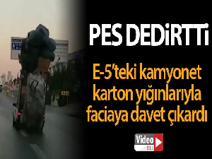 Kasasında karton yığınlarıyla E-5'te ilerleyen kamyonet şaşkına çevirdi