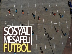 Sosyal mesafeli futbol havadan görüntülendi