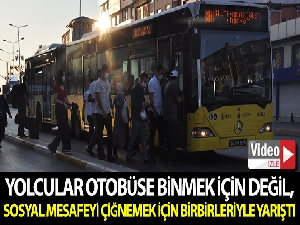 Sosyal mesafe hiçe sayıldı, yolcular otobüse binmek için birbiriyle yarıştı