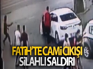 Fatih'te cami çıkışı silahlı saldırı kamerada