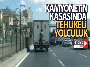 Kamyonetin kasasında tehlikeli yolculuk kamerada