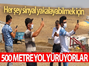 Sinyal yakalayabilmek için 500 metre yol yürüyorlar