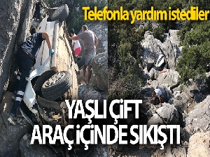 Yaşlı çift sıkıştıkları araç içinden telefonla yardım istedi
