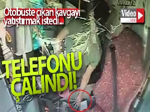 Otobüste çıkan kavgayı yatıştırmak istedi, telefonu çalındı