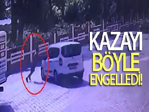 El freni çekilmeden unutulan aracı durdurmaya çalıştı