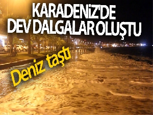 Karadeniz'de dev dalgalar oluştu, deniz yola taştı