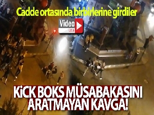 Cadde ortasında kick boks müsabakasını aratmayan kavga