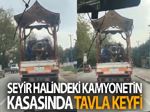 Şok eden görüntü...Seyir halindeki kamyonetin kasasında tavla keyfi