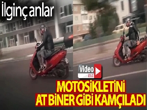 Trafikte ilginç anlar...Motosikletini kamçılayan adam...