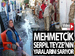 Mehmetçik Serpil teyzenin yaralarını sarıyor