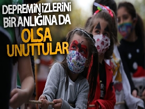 Çadırda kalan çocuklar depremin izlerini bir anlığına da olsa unuttu