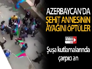 Azerbaycan'da şehit annesinin ayağını öptüler
