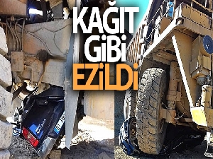 Dev iş makinesi park halindeki kamyoneti kağıt gibi ezdi