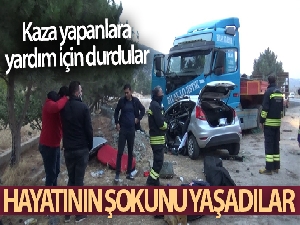 Kaza yapanlara yardım için duran gençler hayatının şokunu yaşadı