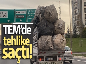 Çuval yüklü kamyonet TEM'de tehlike saçtı