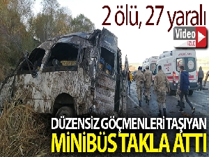 Düzensiz göçmenleri taşıyan minibüs takla attı: 2 ölü, 27 yaralı