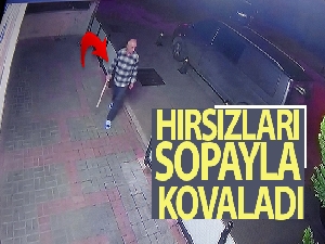 Dükkanına giren hırsızları sopayla kovaladı, o anlar kameraya yansıdı