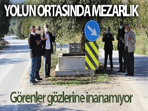 Ana yolda giderken bir anda karşılarına mezar çıkıyor