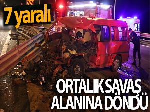 TEM'de bariyerlere çarpan minibüs hurdaya döndü: 7 yaralı